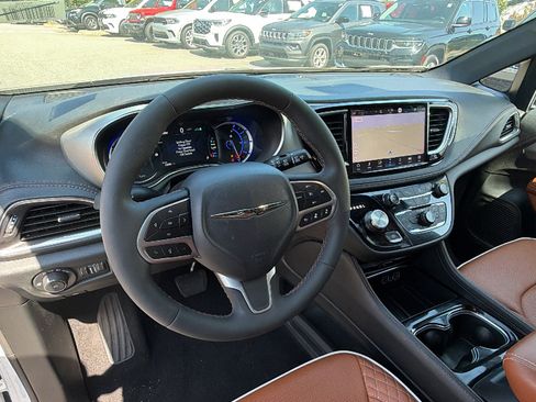 Used 2024 Chrysler Pacifica Pinnacle FWD image 24