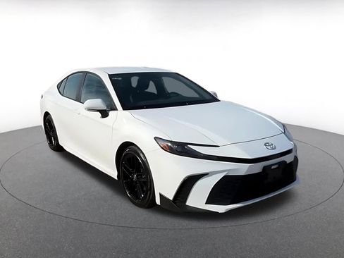 Used 2025 Toyota Camry SE image 3