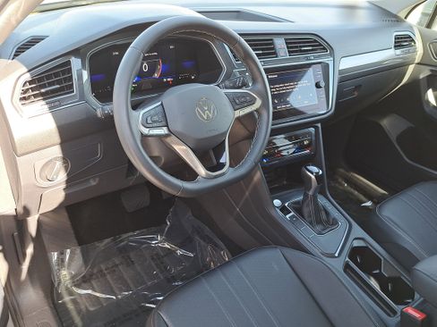 Used 2023 Volkswagen Tiguan SE w/ Panoramic Sunroof Package FWD image 16