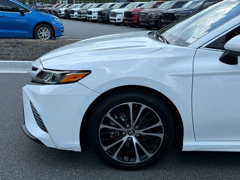 Used 2019 Toyota Camry SE FWD image 11