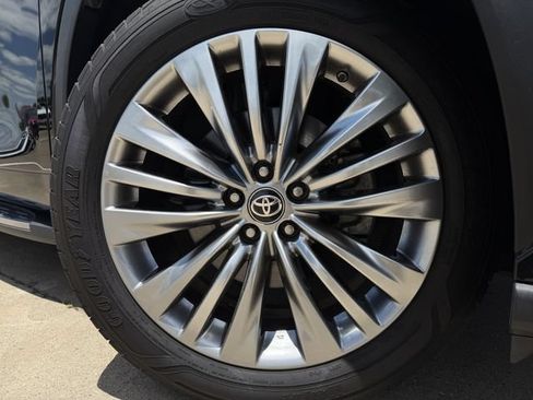 Used 2024 Toyota Highlander Platinum FWD image 10