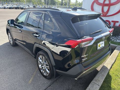 Used 2020 Toyota RAV4 Limited AWD/4WD image 5