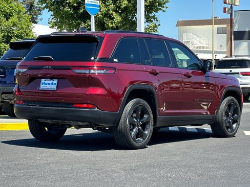 Used 2023 Jeep Grand Cherokee Altitude AWD/4WD image 8