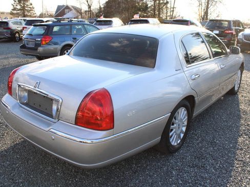 Used 2005 Lincoln Town Car Signature image 7