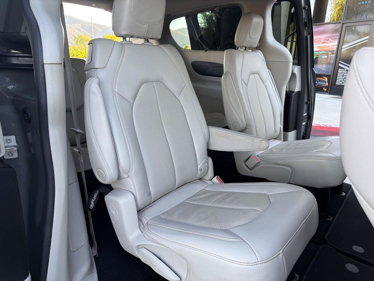 Used 2021 Chrysler Pacifica Touring-L FWD image 31