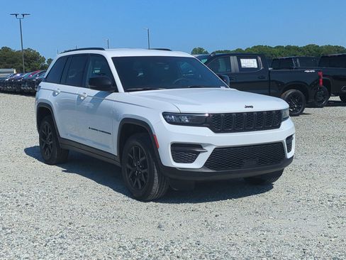 Used 2025 Jeep Grand Cherokee Altitude AWD/4WD image 2