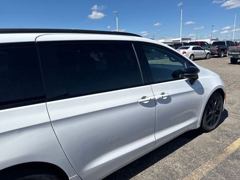 Used 2025 Chrysler Pacifica Limited FWD image 10