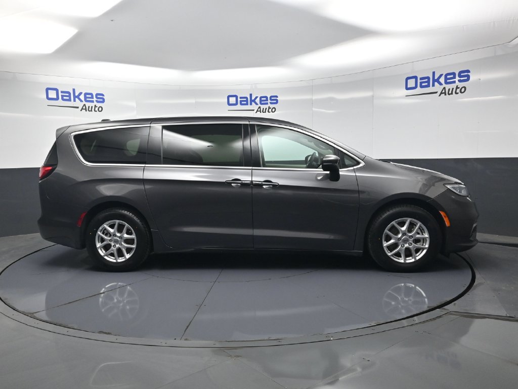 Used 2023 Chrysler Pacifica Touring-L FWD image 8
