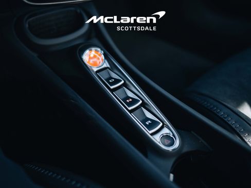 Used 2025 McLaren Artura image 33