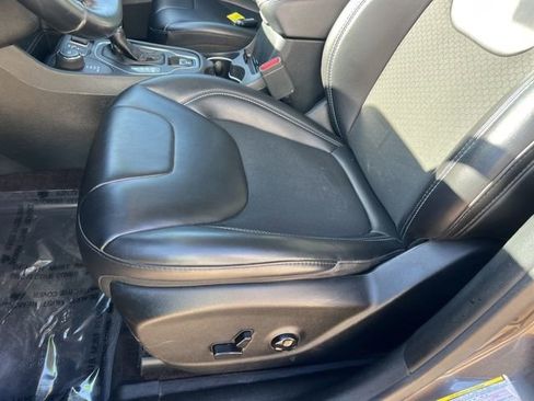 Used 2019 Jeep Cherokee Latitude Plus w/ Cold Weather Group image 9