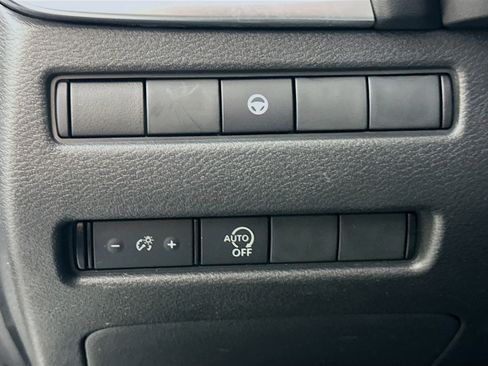 Used 2023 Nissan Rogue SV image 17