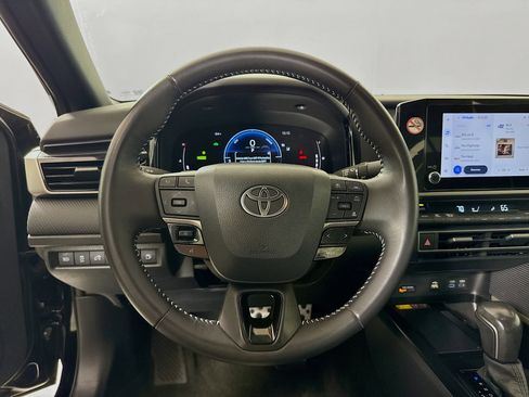 Used 2025 Toyota Camry SE image 12