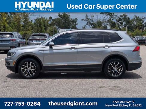 Used 2021 Volkswagen Tiguan SE w/ Panoramic Sunroof Package FWD image 2