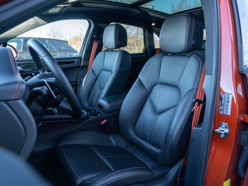 Certified 2022 Porsche Macan image 5