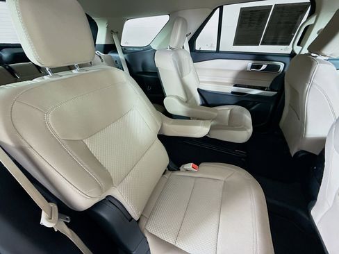 Used 2022 Ford Explorer XLT image 34