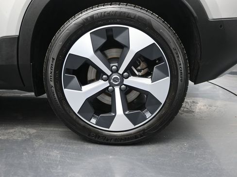 Used 2025 Volvo XC40 B5 Plus image 9