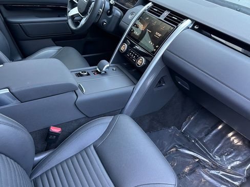 Certified 2025 Land Rover Discovery S AWD/4WD image 35