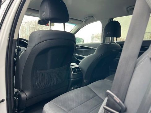 Used 2019 Kia Sorento LX image 9