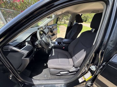 Used 2019 Toyota RAV4 LE FWD image 27