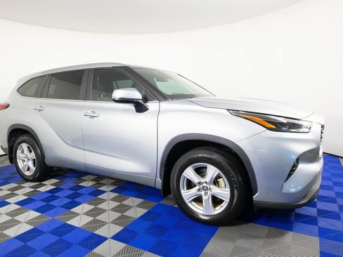 Used 2023 Toyota Highlander LE image 3