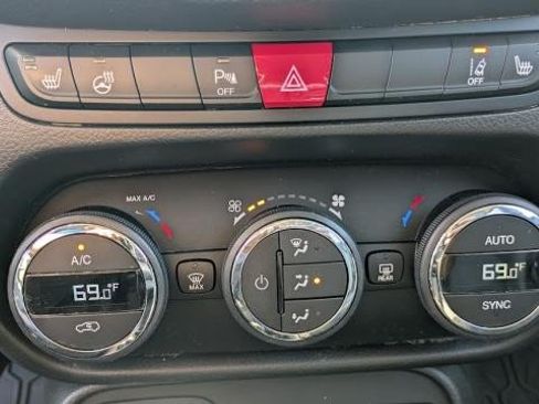 Used 2017 Jeep Renegade Limited AWD/4WD image 11