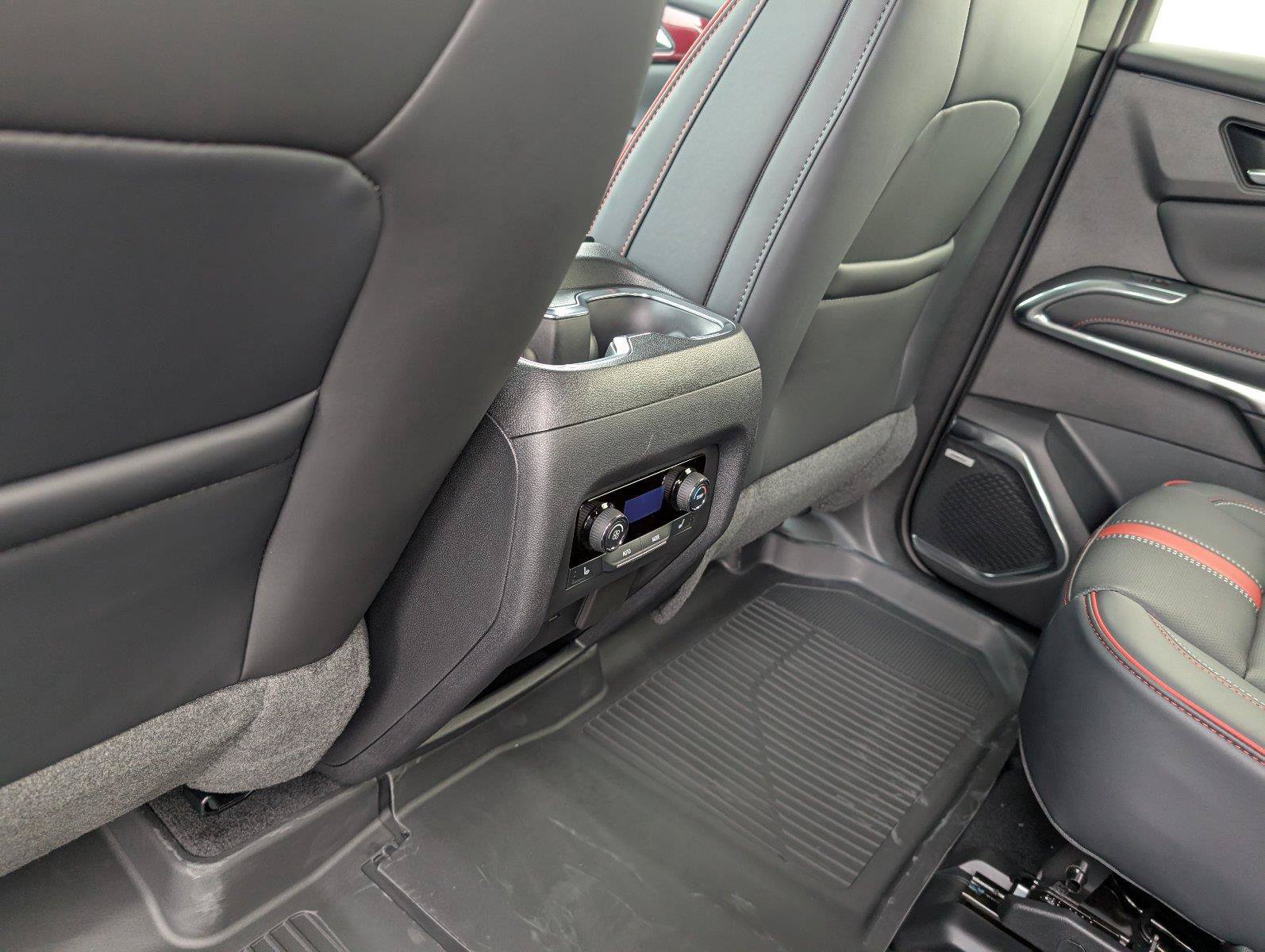 New 2027 Chevrolet Traverse RS w/ LPO, Floor Liner Package FWD image 31