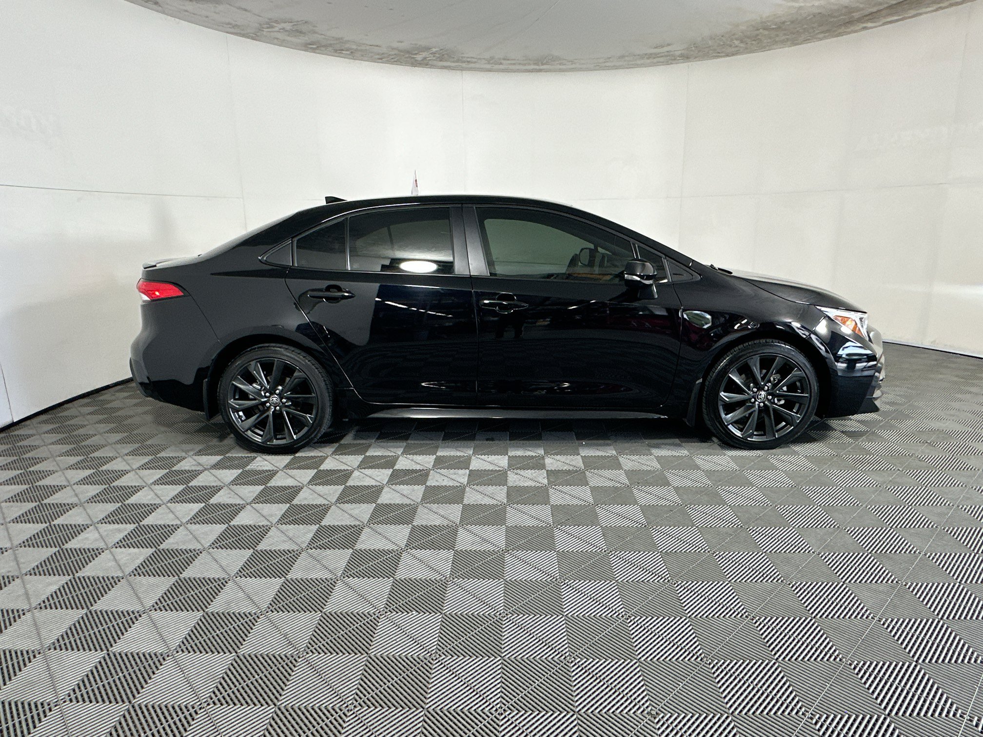 Used 2025 Toyota Corolla SE FWD image 2
