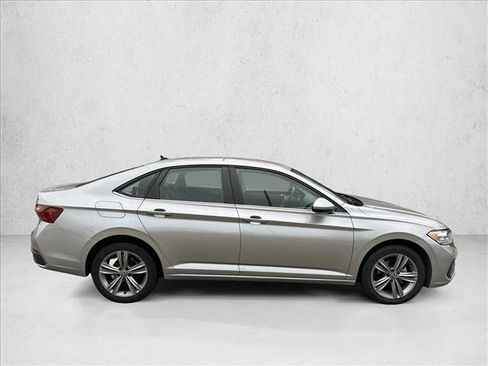 Used 2024 Volkswagen Jetta SE FWD image 4