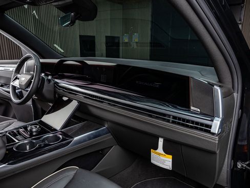 Used 2026 Cadillac Escalade ESV Sport w/ LPO, ONYX Package image 18