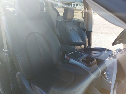 Used 2019 Chrysler Pacifica Touring-L Plus w/ Advanced Safetytec Group image 10