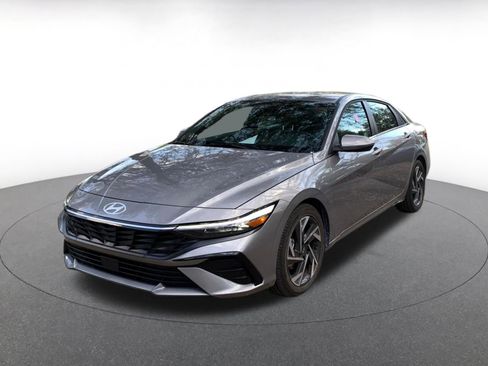 Used 2025 Hyundai Elantra Limited image 3