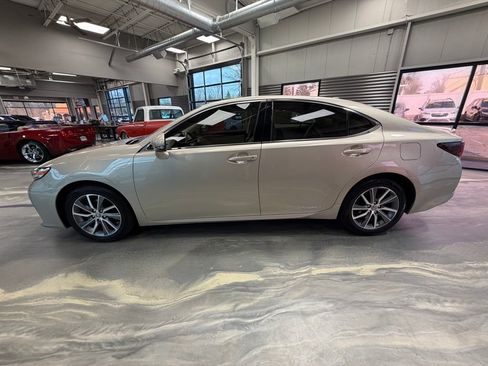 Used 2017 Lexus ES 300h w/ Luxury Package image 38