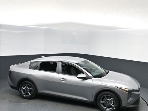 New 2025 Kia K4 LXS image 7