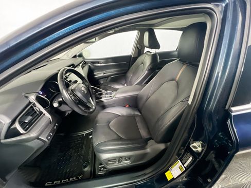 Used 2020 Toyota Camry XLE w/ Sunroof Package FWD image 14