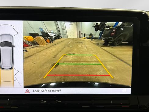 Used 2025 Volkswagen Atlas SE image 28