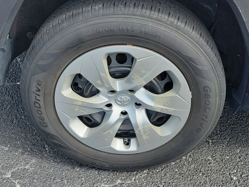 Used 2019 Toyota RAV4 LE image 10