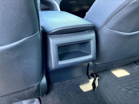 Used 2018 Toyota Camry SE w/ Moonroof Package FWD image 10