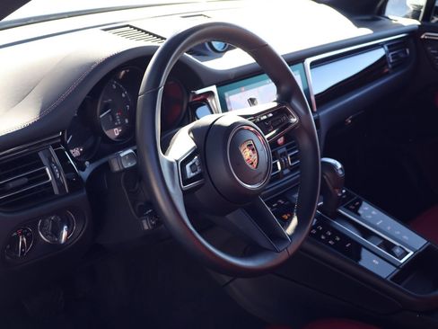 Certified 2025 Porsche Macan image 4