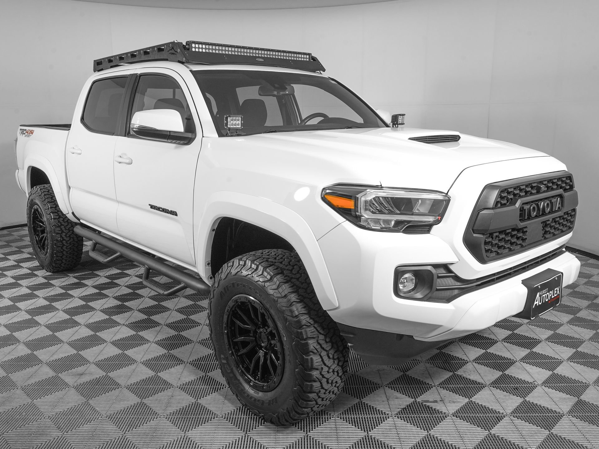 Used 2022 Toyota Tacoma TRD Sport w/ Technology Package AWD/4WD image 2