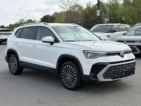 New 2026 Volkswagen Taos SE image 7
