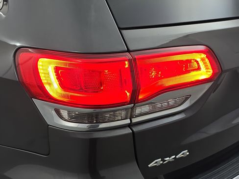 Used 2018 Jeep Grand Cherokee Limited image 32