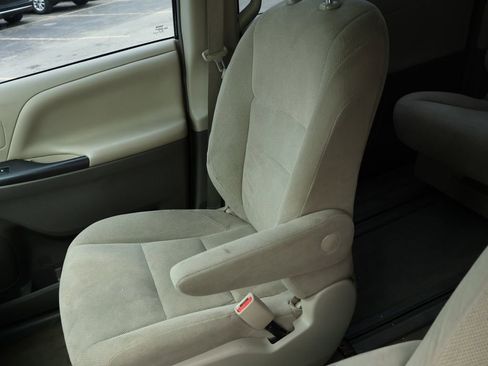 Used 2017 Toyota Sienna L image 24