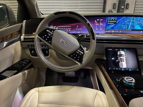 Certified 2025 Cadillac Escalade ESV Sport Platinum w/ LPO, Floor Liner Package AWD/4WD image 45