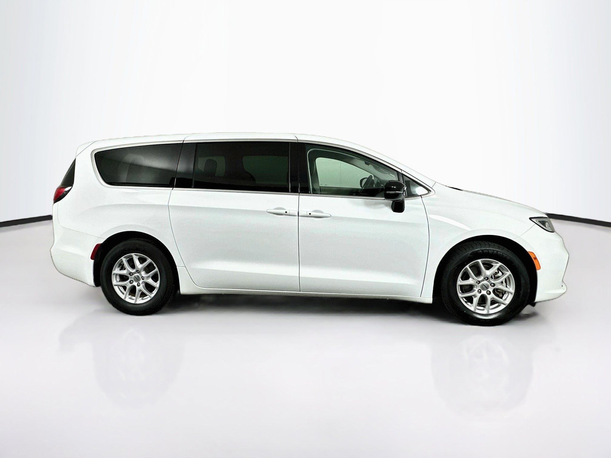 Used 2024 Chrysler Pacifica Touring-L FWD image 10