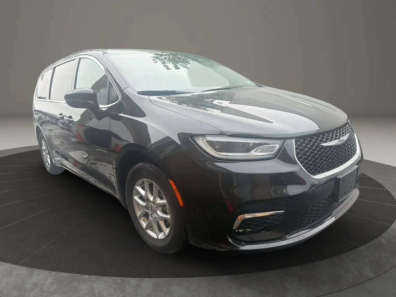 Used 2023 Chrysler Pacifica Touring-L FWD image 3