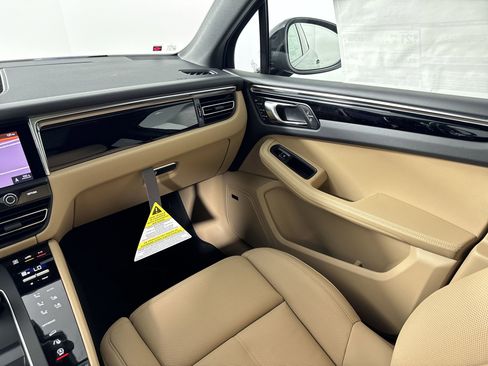 Certified 2025 Porsche Macan image 27
