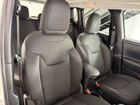 Used 2018 Jeep Renegade Altitude w/ UConnect 8.4 Nav Group AWD/4WD image 26