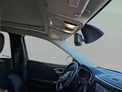 Used 2019 Jeep Cherokee Latitude Plus w/ Comfort/Convenience Group image 37