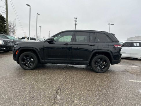 Certified 2023 Jeep Grand Cherokee Limited w/ Black Appearance Package image 25