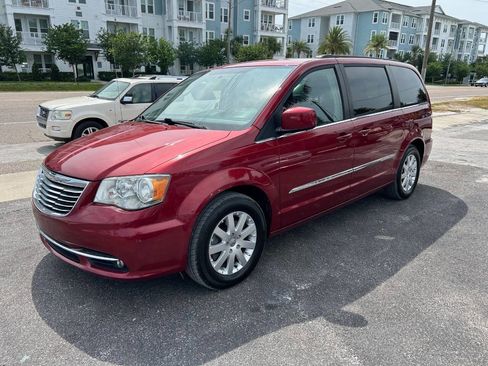 Used 2014 Chrysler Town & Country Touring image 3